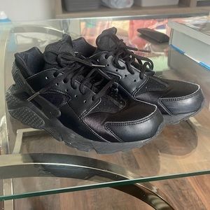 Black nike huarches